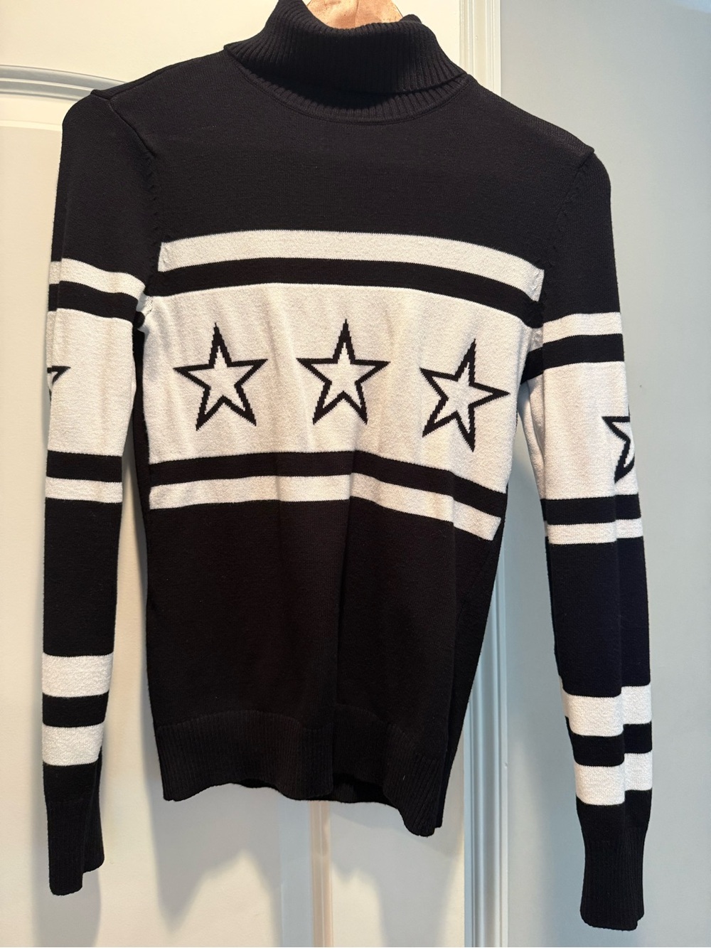 Black and white star turtleneck